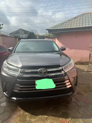 Toyota Highlander XLE 4x4 V6 (3.5L 6cyl 8A) 2018