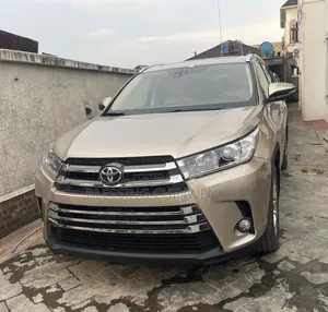 Toyota Highlander Limited Platinum V6 4x4 (3.5L 6cyl 6A) 2016 Gold