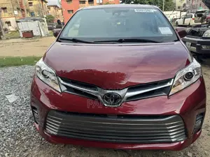 Toyota Sienna XLE (3.5L 6cyl 8A) 2018 Red