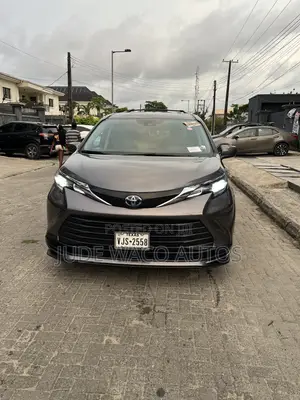 Toyota Sienna LE AWD 8-Passenger 2024 Gray