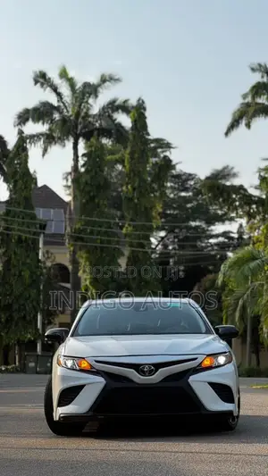Toyota Camry SE FWD (2.5L 4cyl 8AM) 2018 White