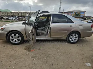 Toyota Camry LE 4dr Sedan (2.4L 4cyl 5M) 2004 Gold