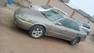 Toyota Camry LE 4dr Sedan (2.2L 4cyl 4A) 2000 Gold