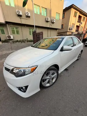 Toyota Camry SE 4dr Sedan (2.5L 4cyl 6A) 2013 White