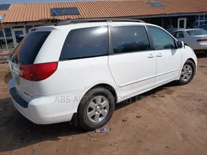 Toyota Sienna LE FWD 2006 White