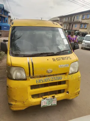Daihatsu Hijet 2010 Yellow