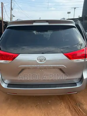 Toyota Sienna L FWD 7 Passenger 2013 Silver