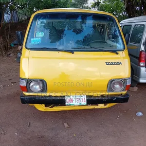 Toyota HiAce 1985 Yellow