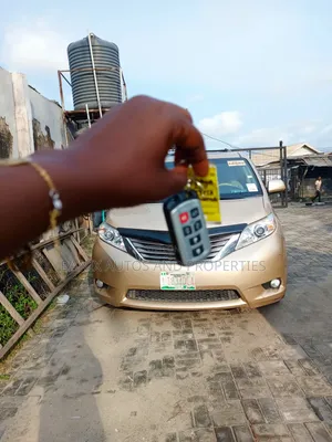 Toyota Sienna 2011 Gold