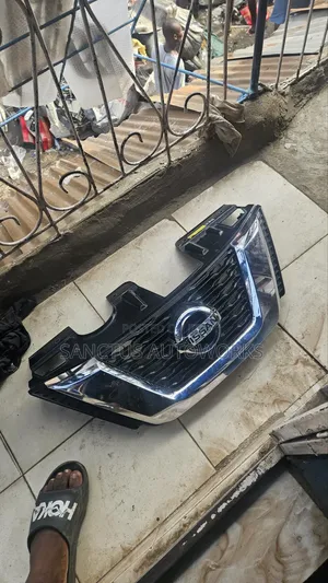 Frontgrill Nissan Rouge 2018
