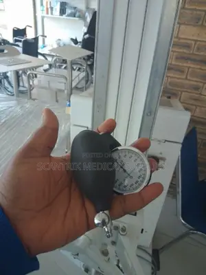 Compact Aneroid Pressure Examination Device
