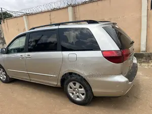 Toyota Sienna 2005 Silver