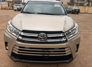 Toyota Highlander XLE 4dr SUV AWD (3.5L 6cyl 6A) 2015 Gold
