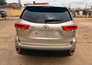 Toyota Highlander XLE 4dr SUV AWD (3.5L 6cyl 6A) 2015 Gold