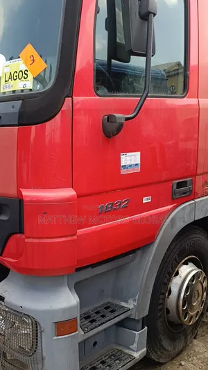 Foreign Used Mercedes Benz Actros 6 Tires Container Body 25 Feet Long