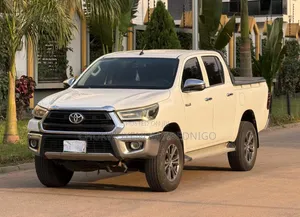 Toyota Hilux 2022 White
