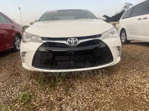 Toyota Camry SE 4dr Sedan (2.5L 4cyl 6A) 2015 White