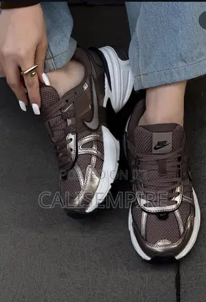 I Sell Original Solid All Kind of Quality Sneakers