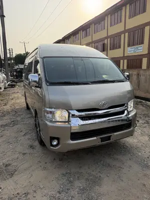 Toyota HiAce 2017 Gold