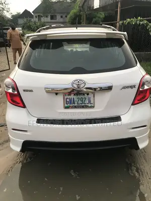 Toyota Matrix S Hatchback FWD (2.4L 4cyl 5A) 2010 White