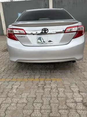 Toyota Camry XLE 4dr Sedan (2.5L 4cyl 6A) 2013 Silver