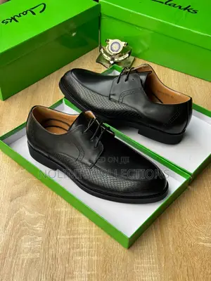 Clarks Men's Lace Up Derby Shoe With Textured Leather Vamp