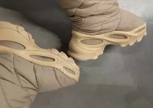 Yeezy YZY NSLTD Bt (Made by Adidas)