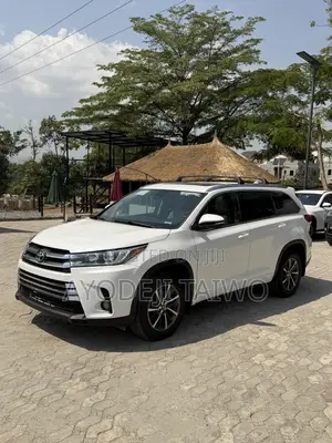 Toyota Highlander XLE 4x2 V6 (3.5L 6cyl 8A) 2018 White