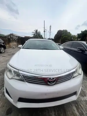 Toyota Camry LE 4dr Sedan w/Prod. End 11/13 (2.5L 4cyl 6A) 2014 White