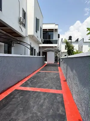 4bdrm Duplex in Jakande for sale