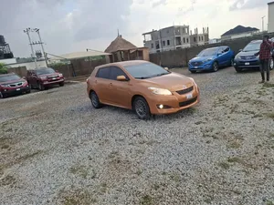 Toyota Matrix L Hatchback FWD (1.8L 4cyl 5M) 2011 Gold