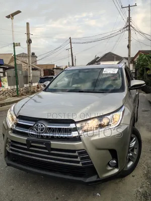Toyota Highlander Limited 4x4 V6 (3.5L 6cyl 8A) 2017 Gold