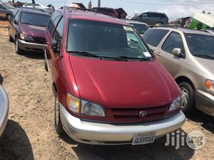 Toyota Sienna 2000 Red