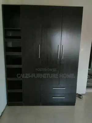 5ft X 7ft Wardrobe. Color: Black.