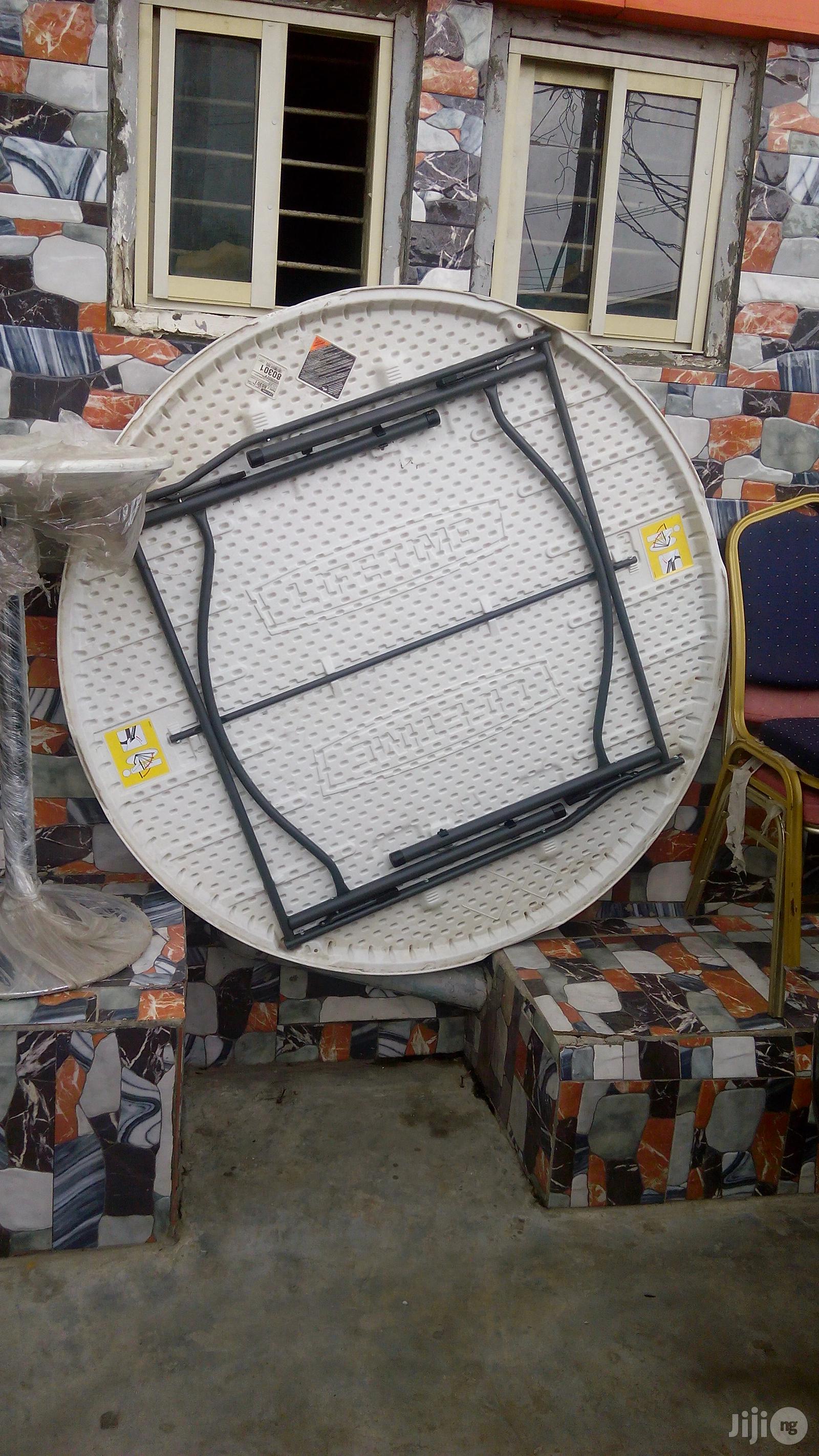 Round Plastic Tables