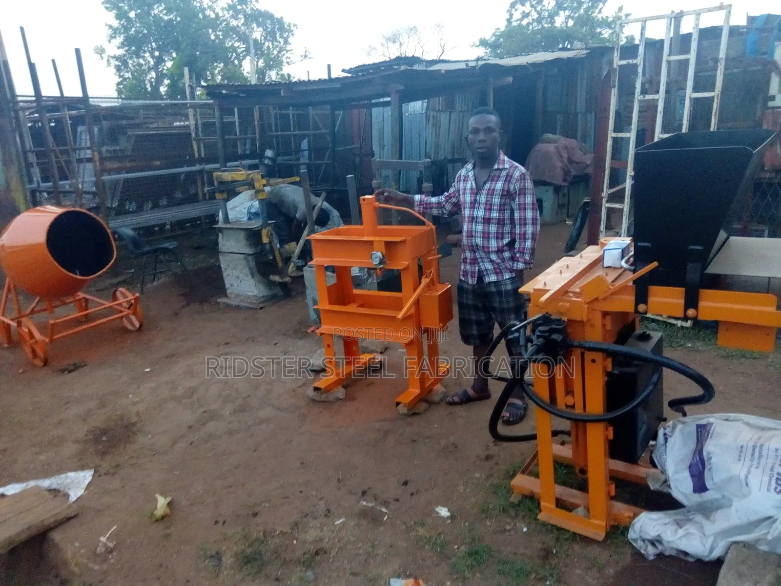Hydro-Eletric Bricks and Blocks Moulding Machines