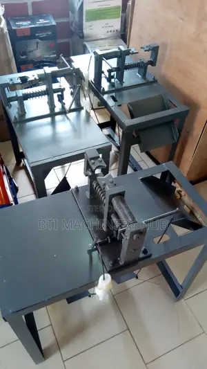 Cashew Nut Shelling / Cracking Machine