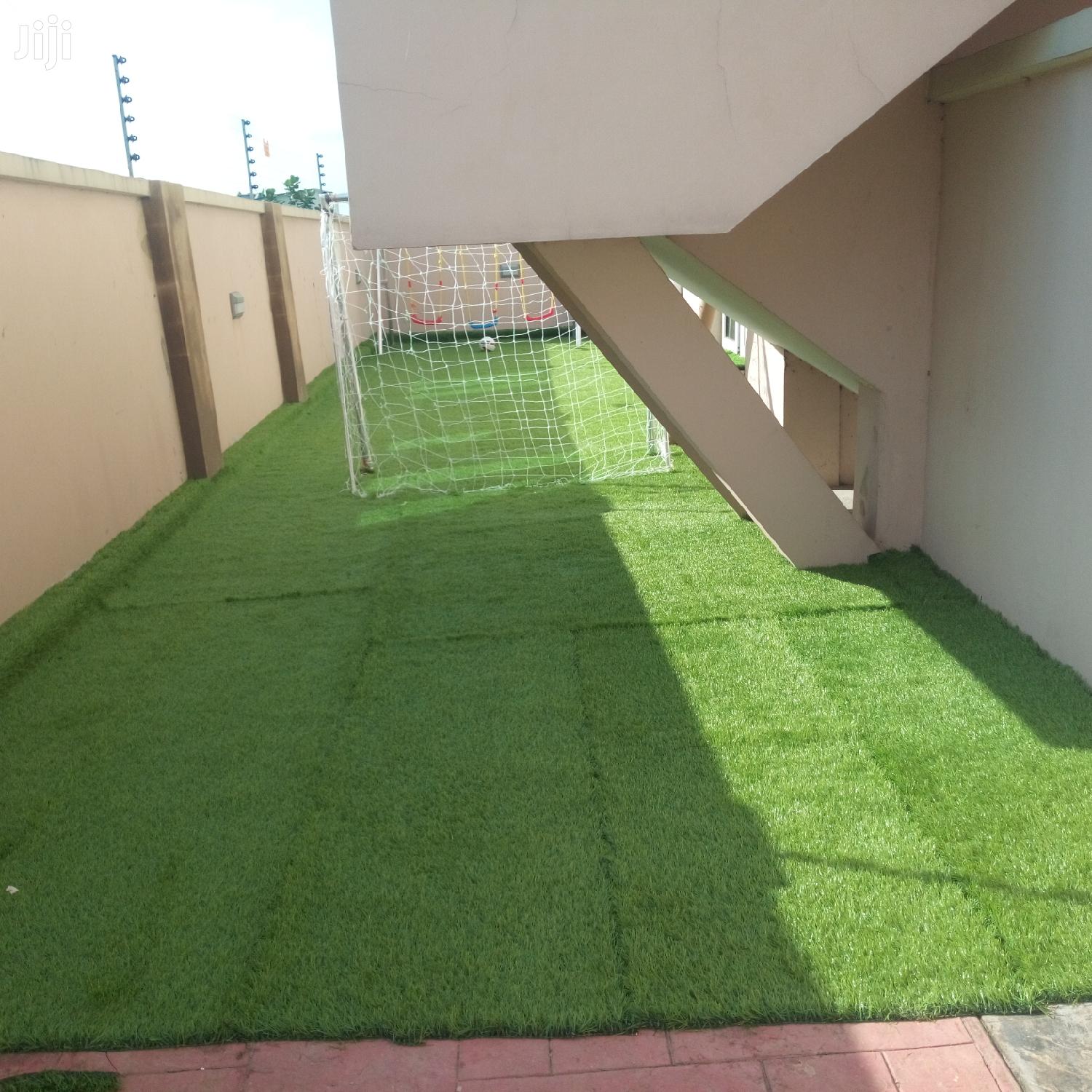 New Quality Artificial Green Grass Carpet Installation.