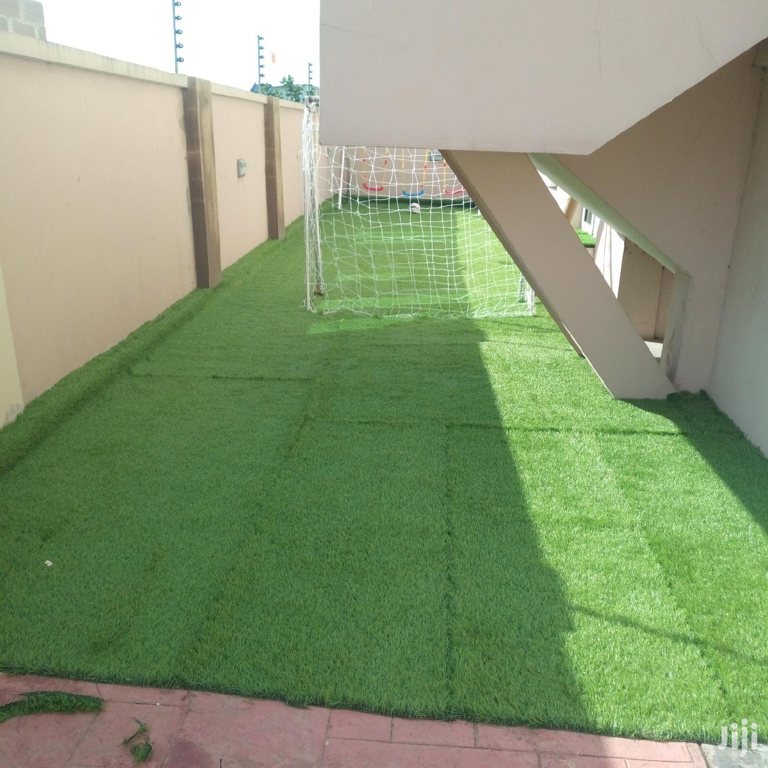 New Quality Artificial Green Grass Carpet Installation.