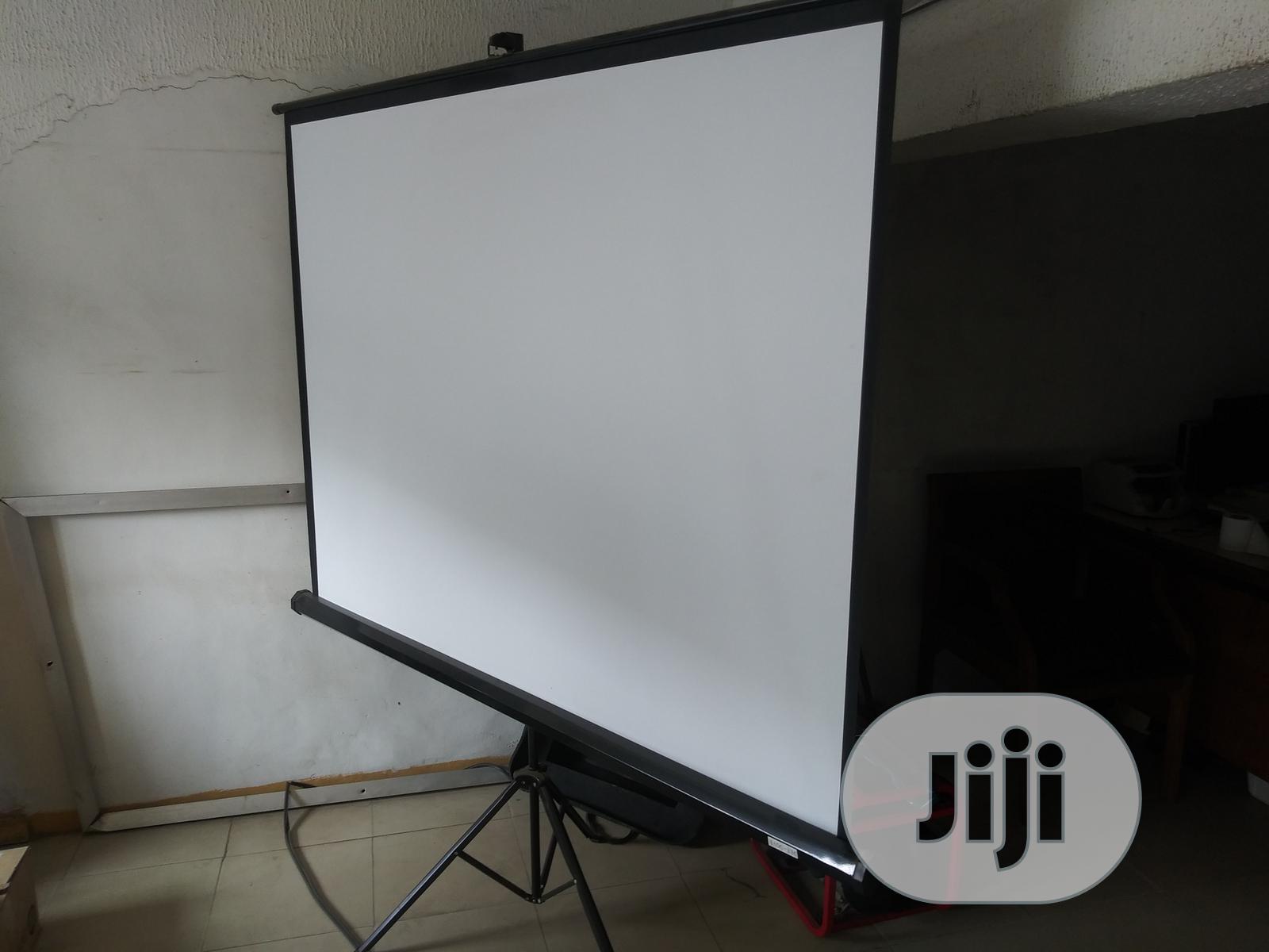 Tripod Projector Screen.