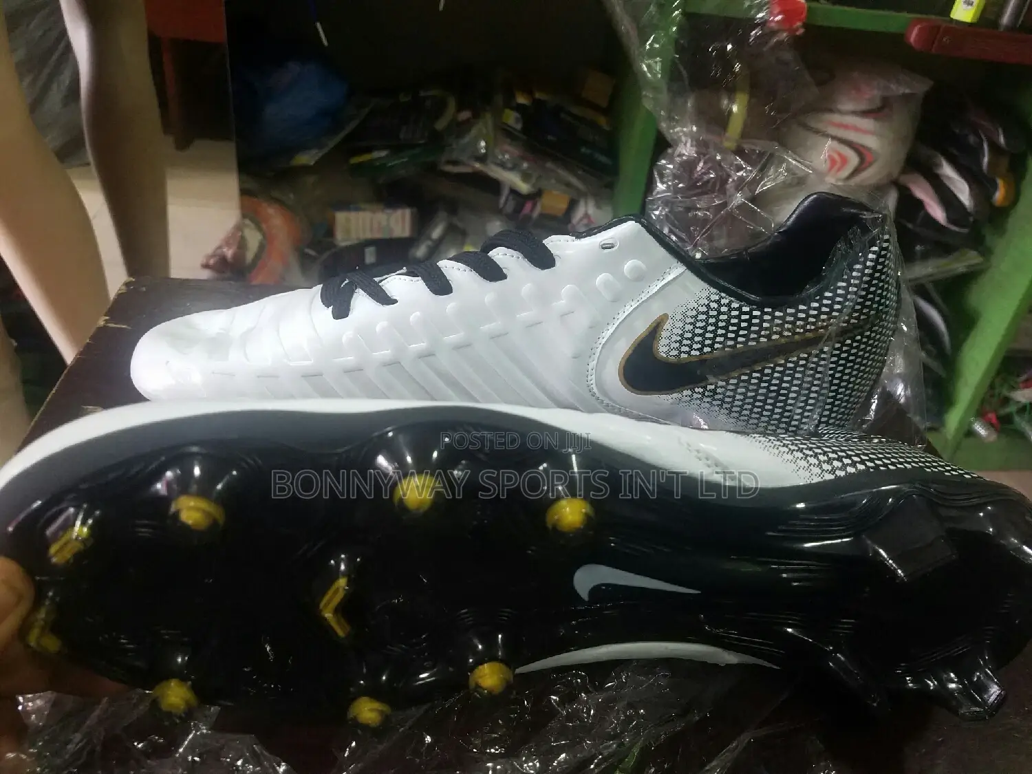 Nike Tiempo Size 45 Boot