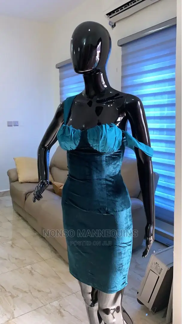 Black Glossy Clothes Display Models for Fashion