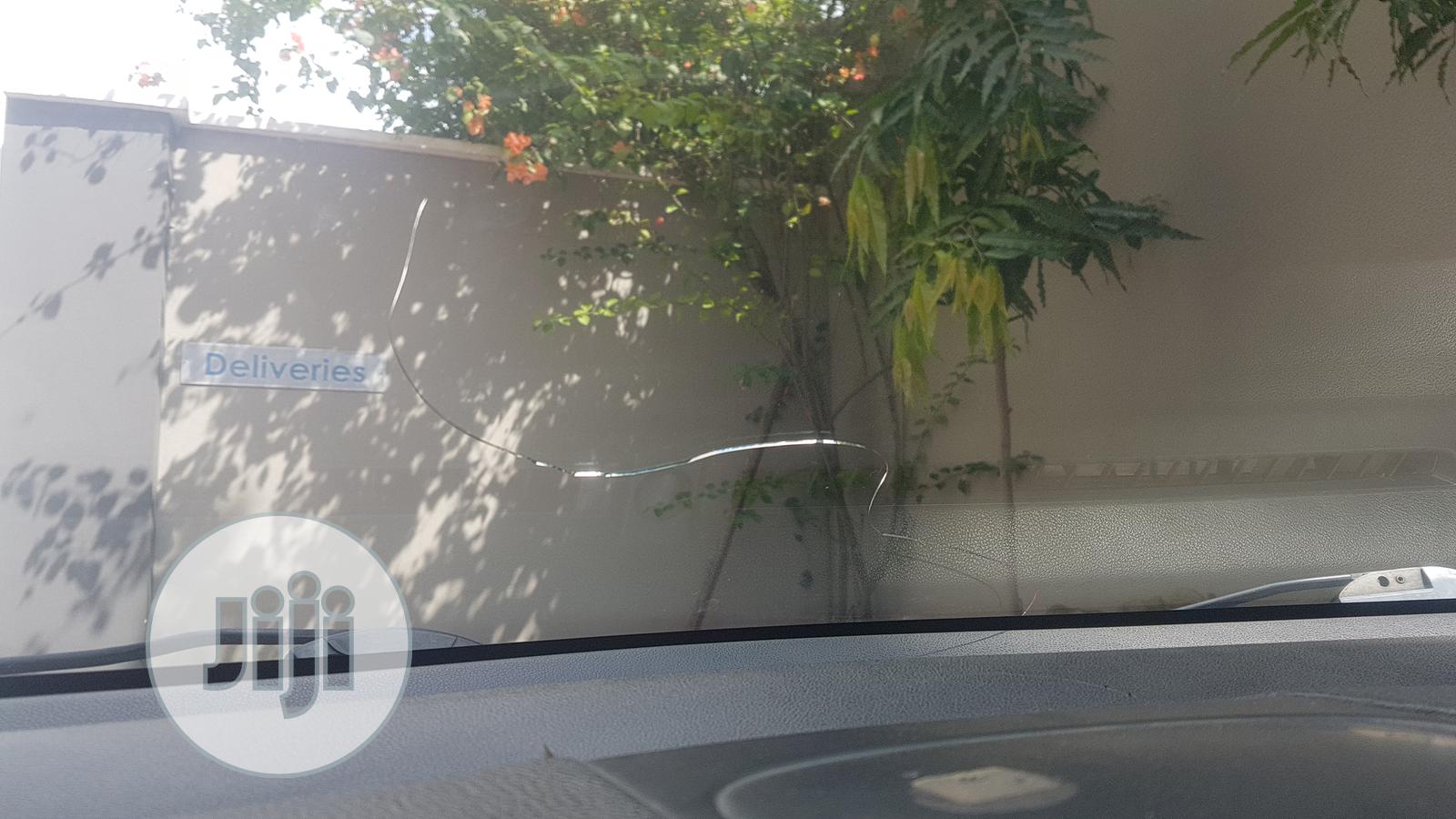 Windscreen Crack Repair Tech/ Auto Glass Replacement
