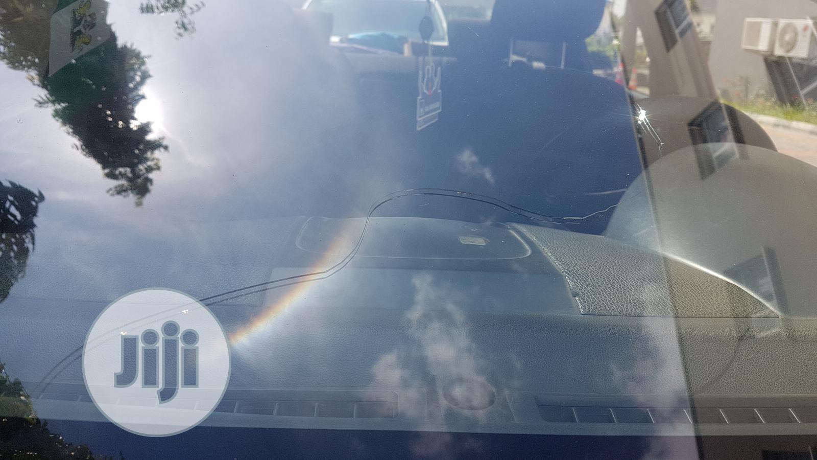 Windscreen Crack Repair Tech/ Auto Glass Replacement