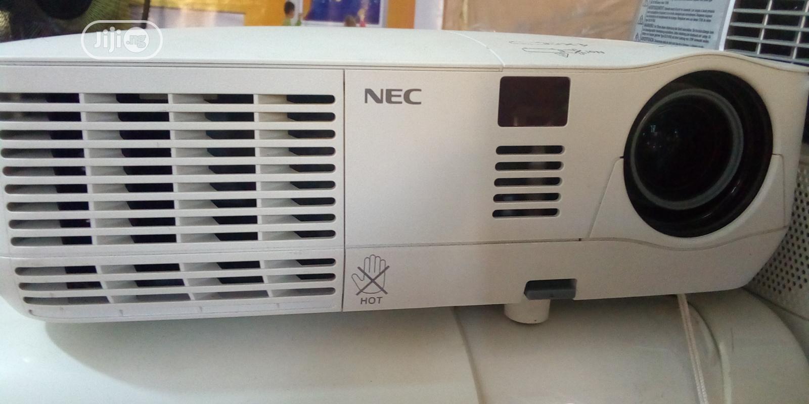Clean NEC Projector With HDMI