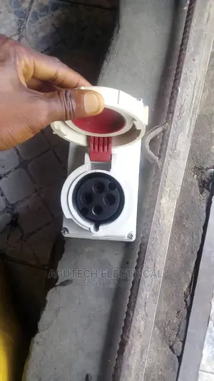 32a 4pin Socket With Isolator Switch