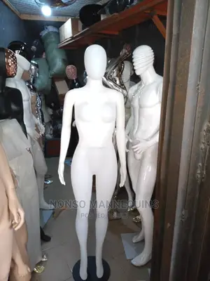 Faceless Female Mannequin 1