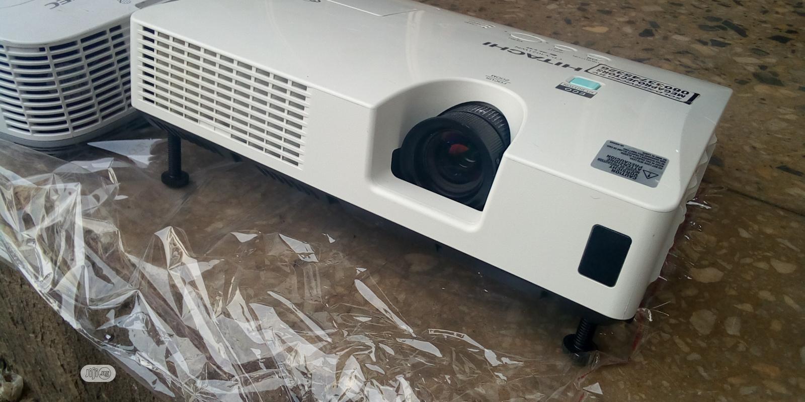 HDMI Hitachi Projector