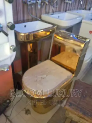 Executive Water Closet (Gold)