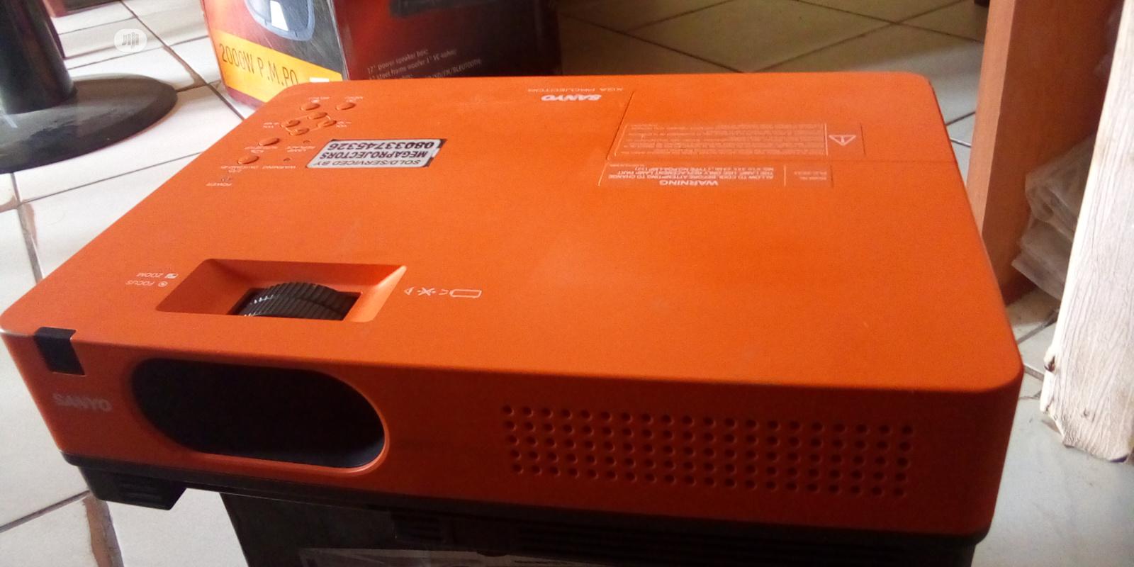 Sharp Sanyo Projector